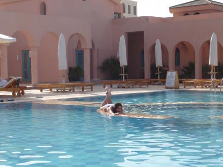 mummmh la piscine rien que pour moi hihi